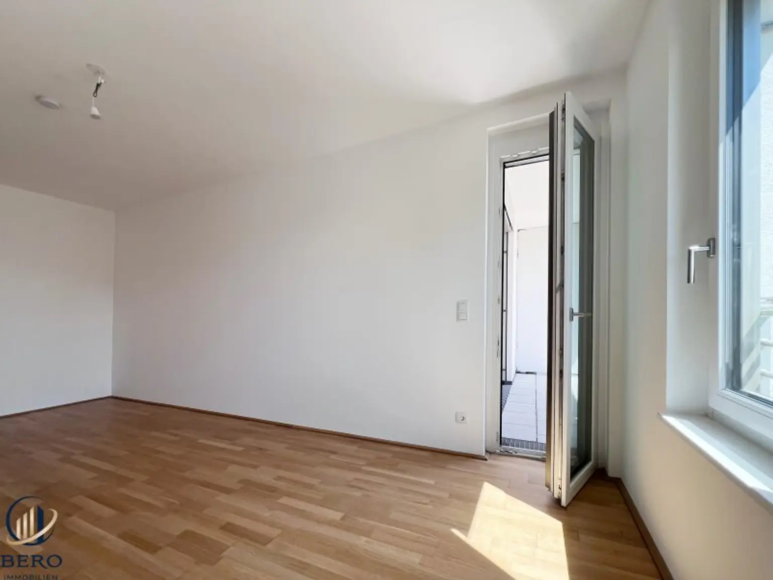 Kinderzimmer mit Ausgang zur Loggia
