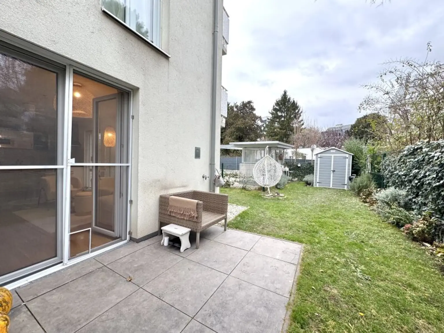 Hofseitiger Gartentraum mit großzügiger Außenfläche - in 10 Minuten beim Donauzentrum - Verfügbar ab 03/2026