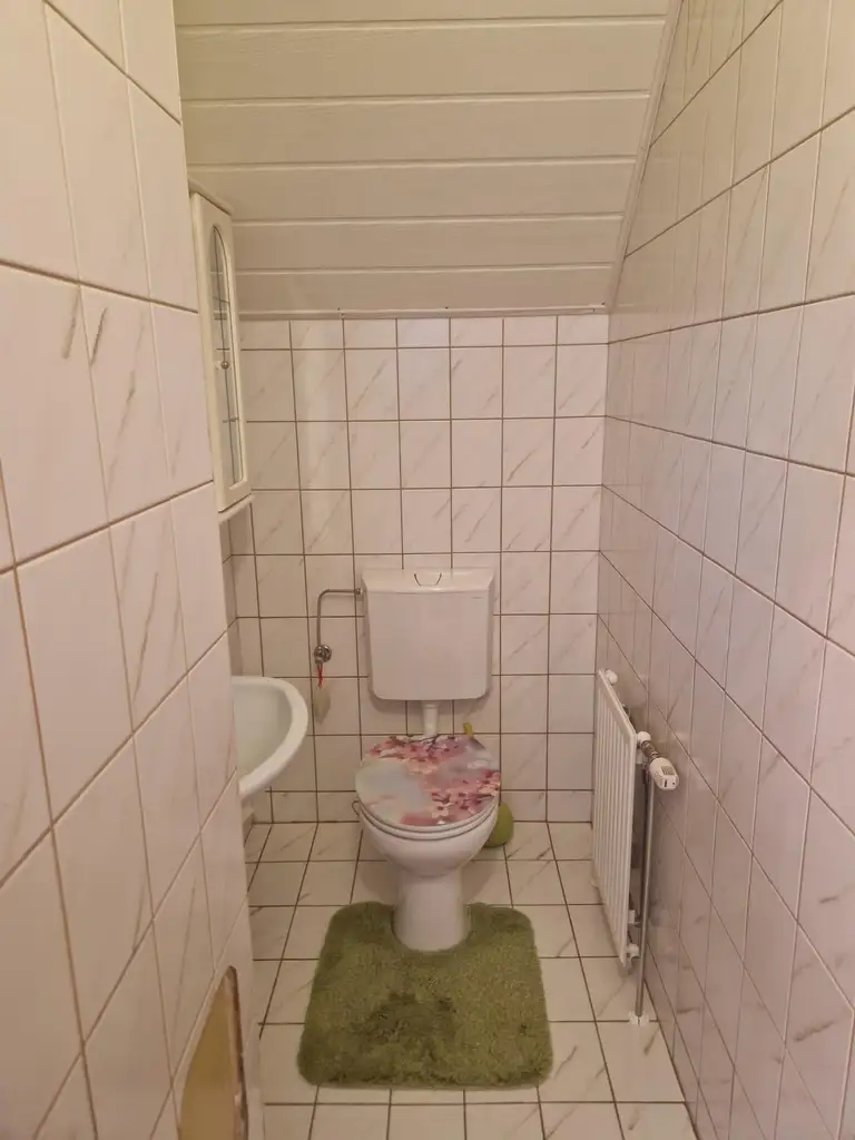 SOLIDES WOHNHAUS MIT EHEMALIGEM SOMMERHAUS, HERRLICHER TERRASSE UND POOL IN TRAUMHAFTER RUHELAGE
