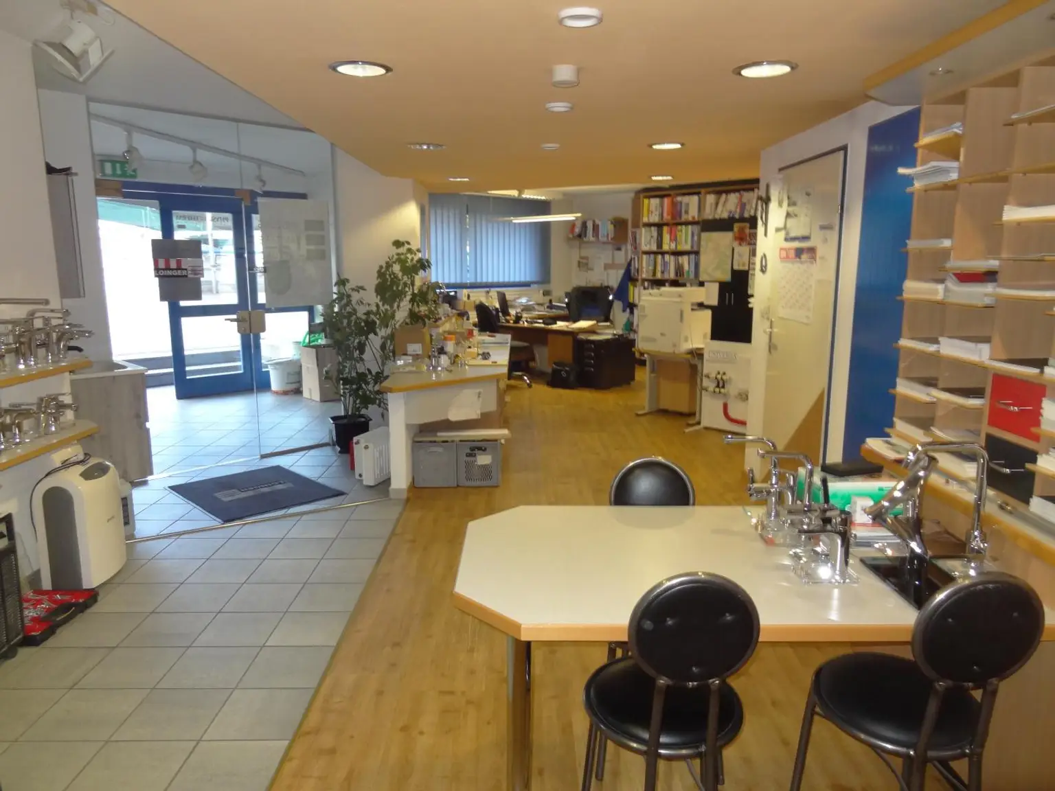 Blick zu Eingang und Bürobereich