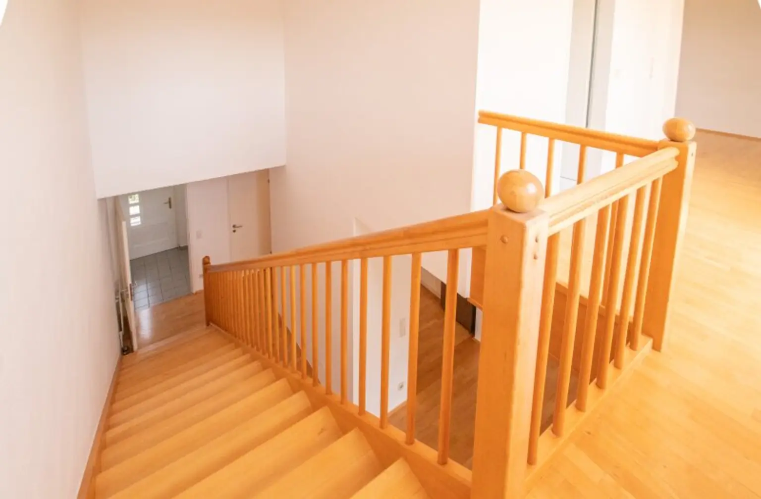*** Wohnen in Waidmannsdorf *** Großzügige Vierzimmermaisonettewohnung mit Vorgarten & 3 Terrassen