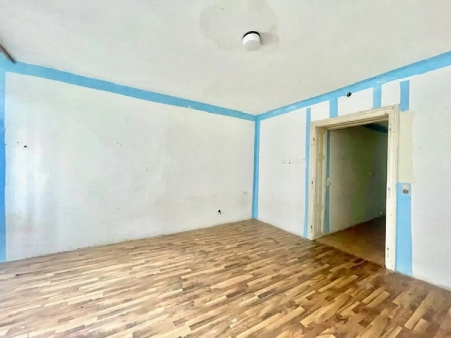 INNENSTÄDTISCHE - 3-Zimmer WOHNUNG -RENOVIERUNGSBEDÜRFTIG- mit sehr viel Potenzial - in Top Lage Wiens beim NASCHMARKT - Nähe KARLSPLATZ!