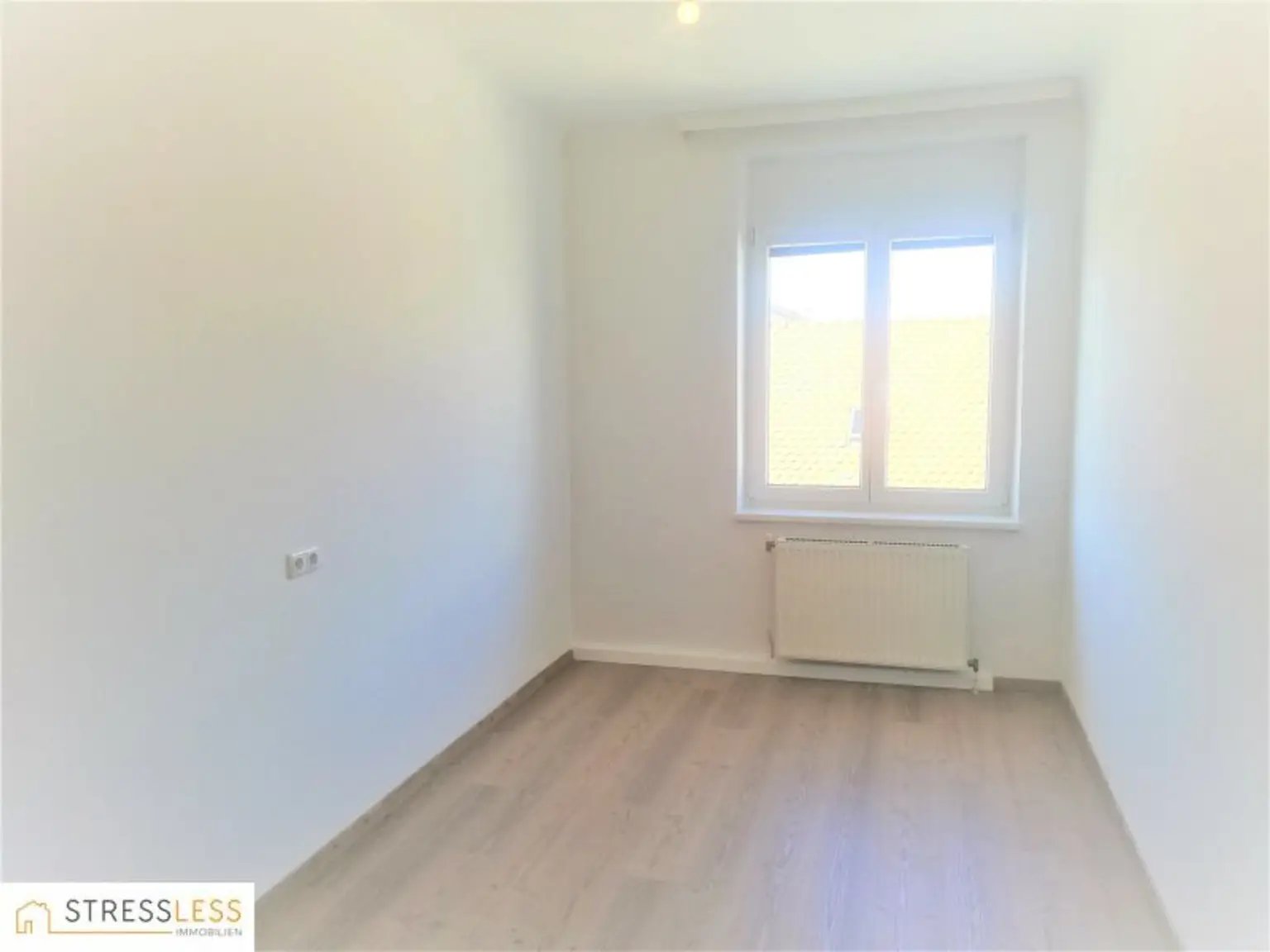 Licht durchflutete 3 Zimmer Wohnung mit verglaster Loggia und kleinem Balkon in zentraler Ruhelage von Korneuburg