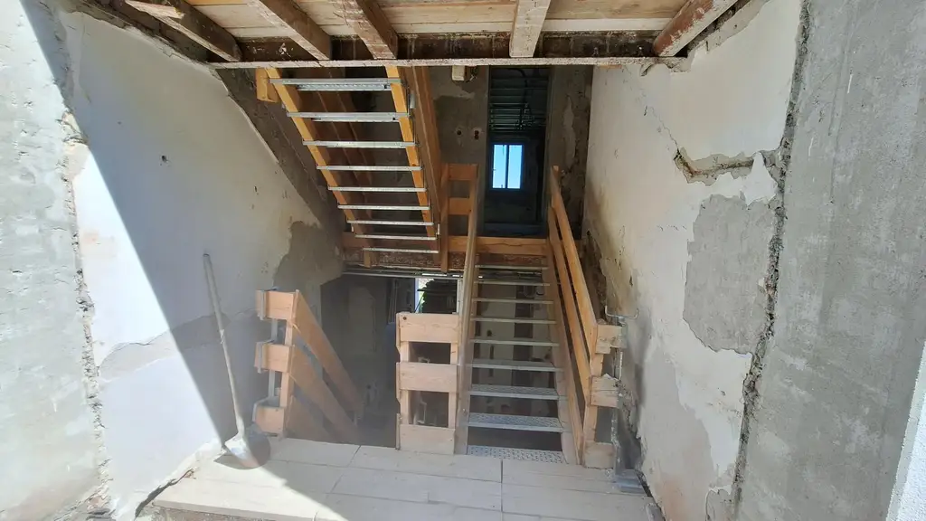 Edelrohbau-Villa, Herrschaftlicher Wohnsitz am Fuße des Kahlenberges an der Donau. Teilrestauriert entkernt und komplette Ausbauplanung.
