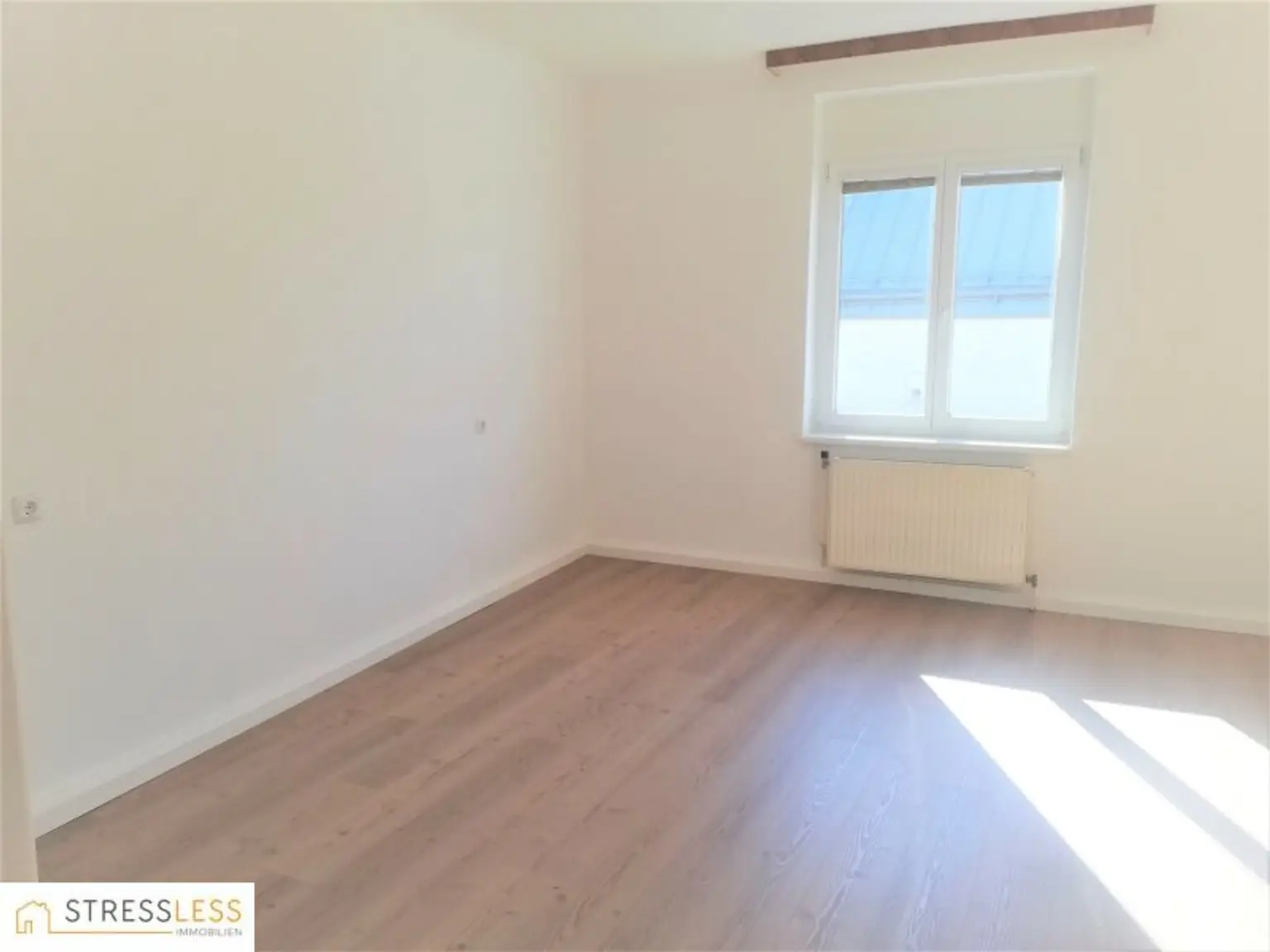 Licht durchflutete 3 Zimmer Wohnung mit verglaster Loggia und kleinem Balkon in zentraler Ruhelage von Korneuburg