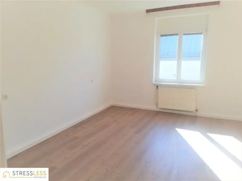 Licht durchflutete 3 Zimmer Wohnung mit verglaster Loggia und kleinem Balkon in zentraler Ruhelage von Korneuburg