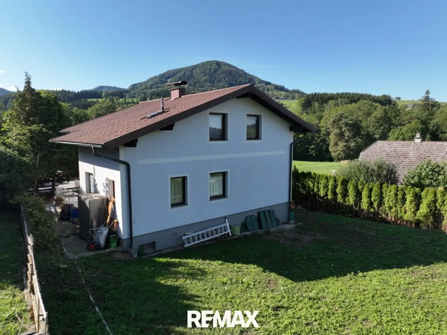 Blick vom Garten zum Haus