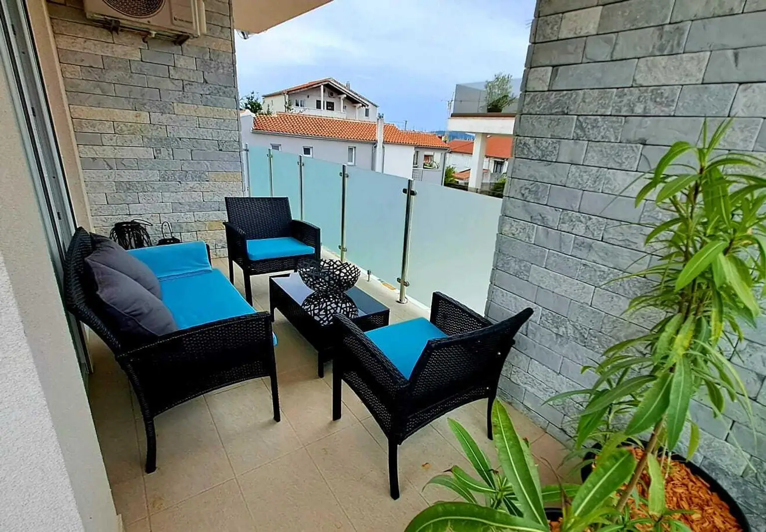 F9C64FB1-852A-4BD3-8EBA-32362E202478