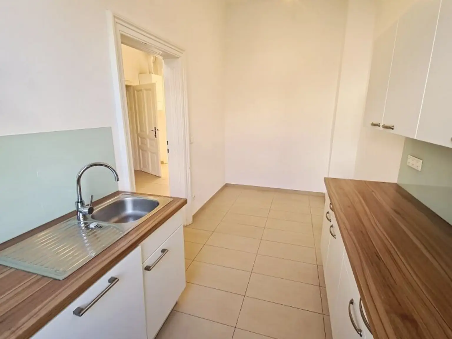 ROCHUSMARKT-NÄHE, sonnige 103 m2 Altbau, 3 Zimmer, WG-geeignet, Küche, Wannenbad, Parketten, Geusaugasse