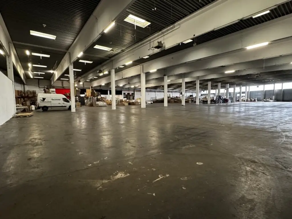 Moderne Halle mit 7 m Höhe und LKW-Zufahrt – ca. 4.445 m² im 21. Bezirk. Flexibel Nutzbar