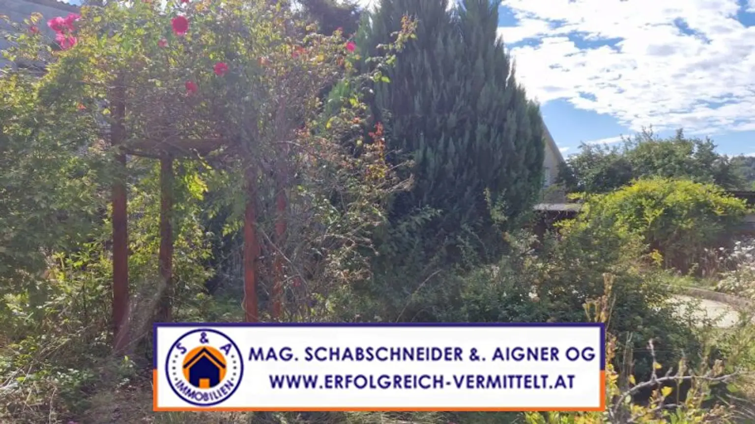 Kleines Stadthaus zum Renovieren mit ruhigem Garten mitten im Zentrum!