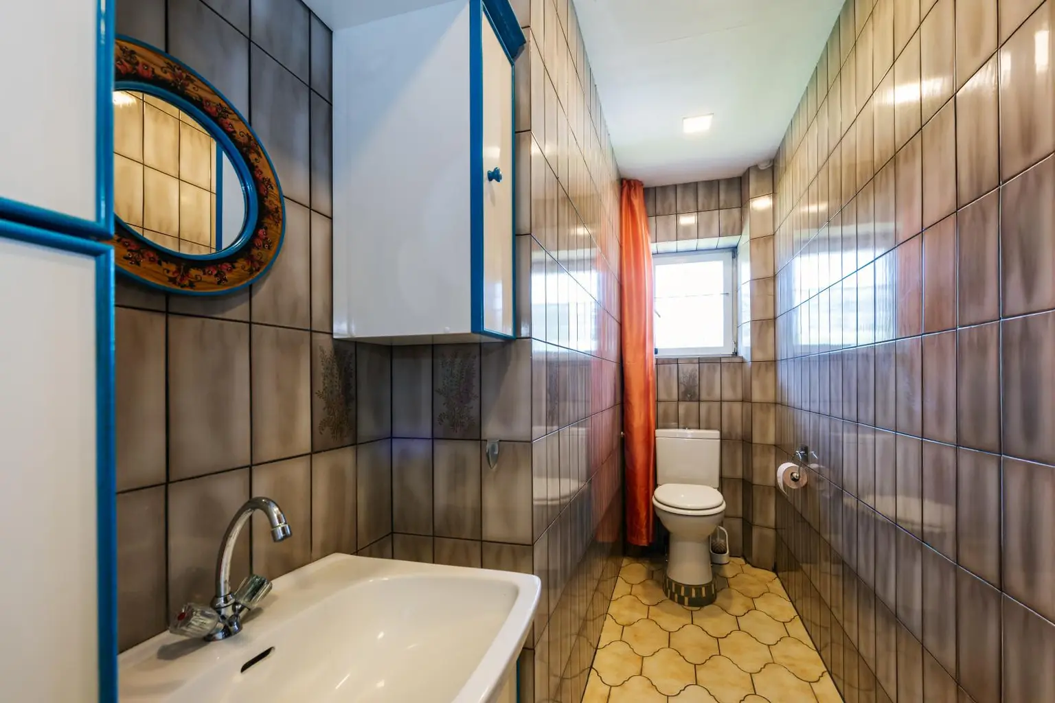 WC mit Waschbecken EG