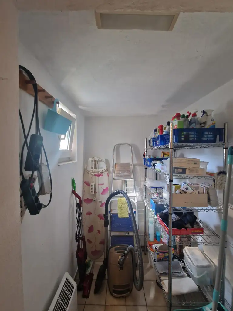 LIEBEVOLLES LANDHAUS FÜR ZWEI PERSONEN IN GRÜNLAGE MIT GESCHLOSSENEM, ABSOLUT UNEINSEHBAREM INNENHOF UND HERRLICHEM GARTEN SAMT GRILLPLATZ UND NEBENGEBÄUDEN