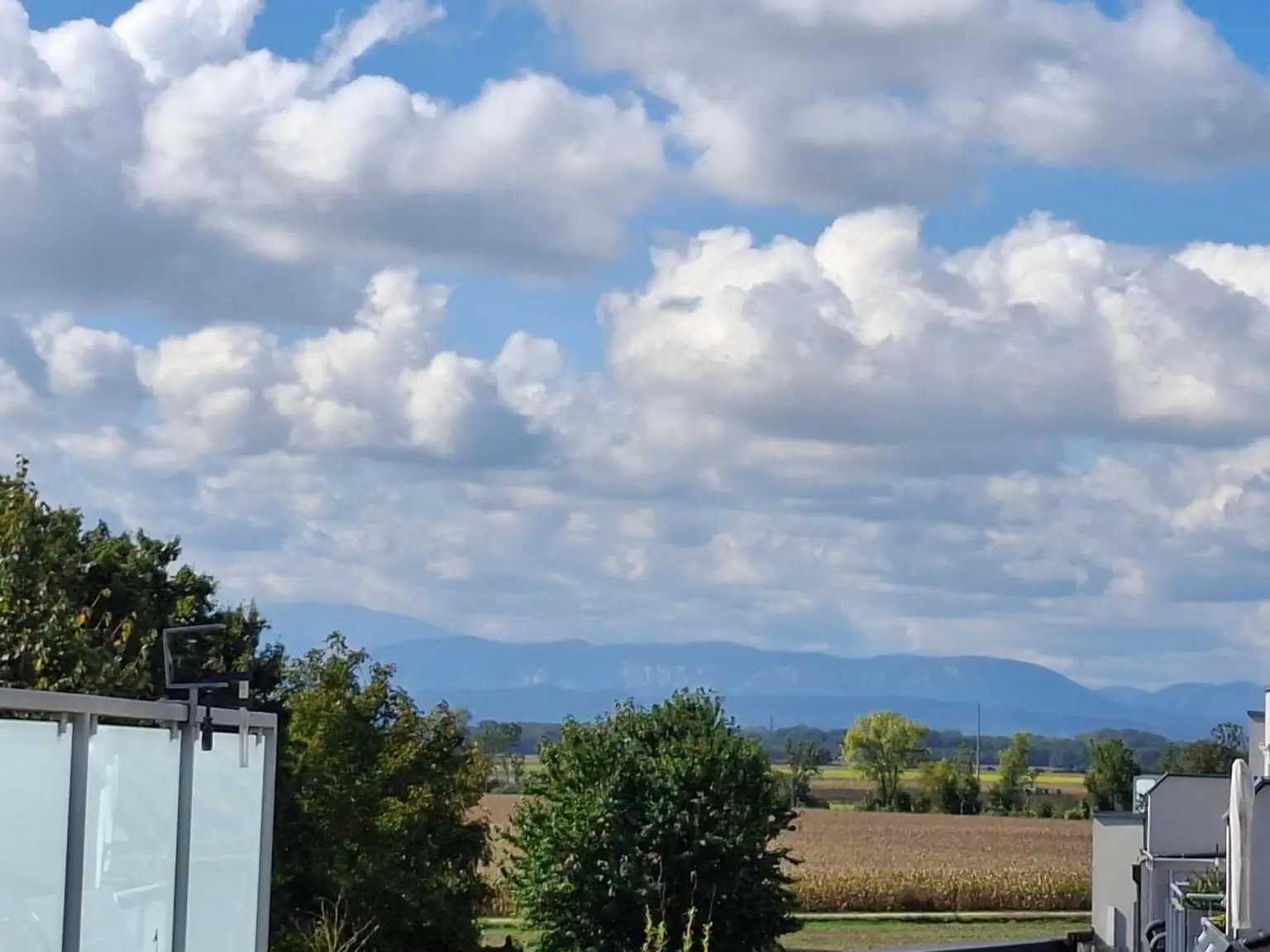 Moderne Eigentumswohnung mit 28 m² Dachterrasse in bester Lage