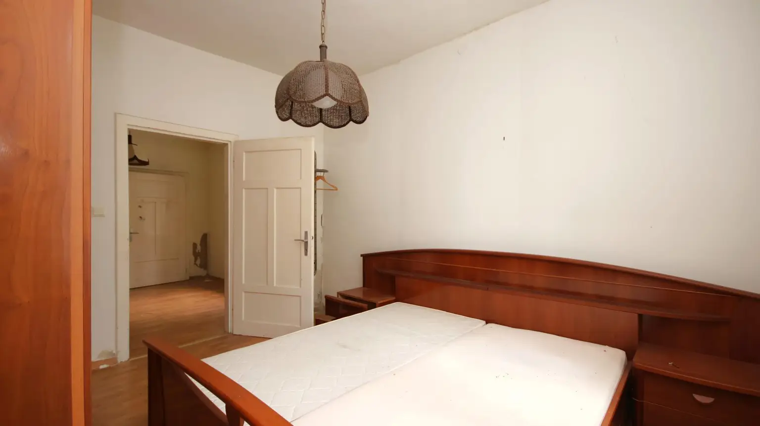 Großzügiges, sanierungsbedürftiges Altbauhaus mit Charakter und Potenzial