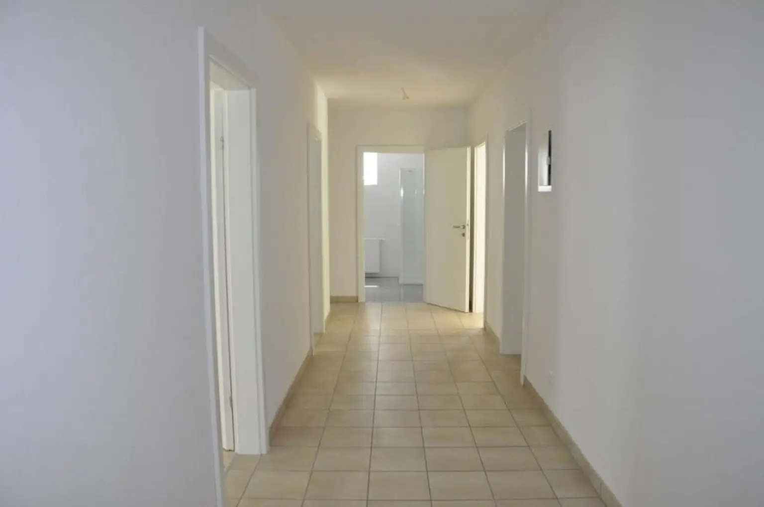 Moderne 4-Zimmer-Wohnung mit Eigengarten, in zentraler Lage und absoluter Seenähe!