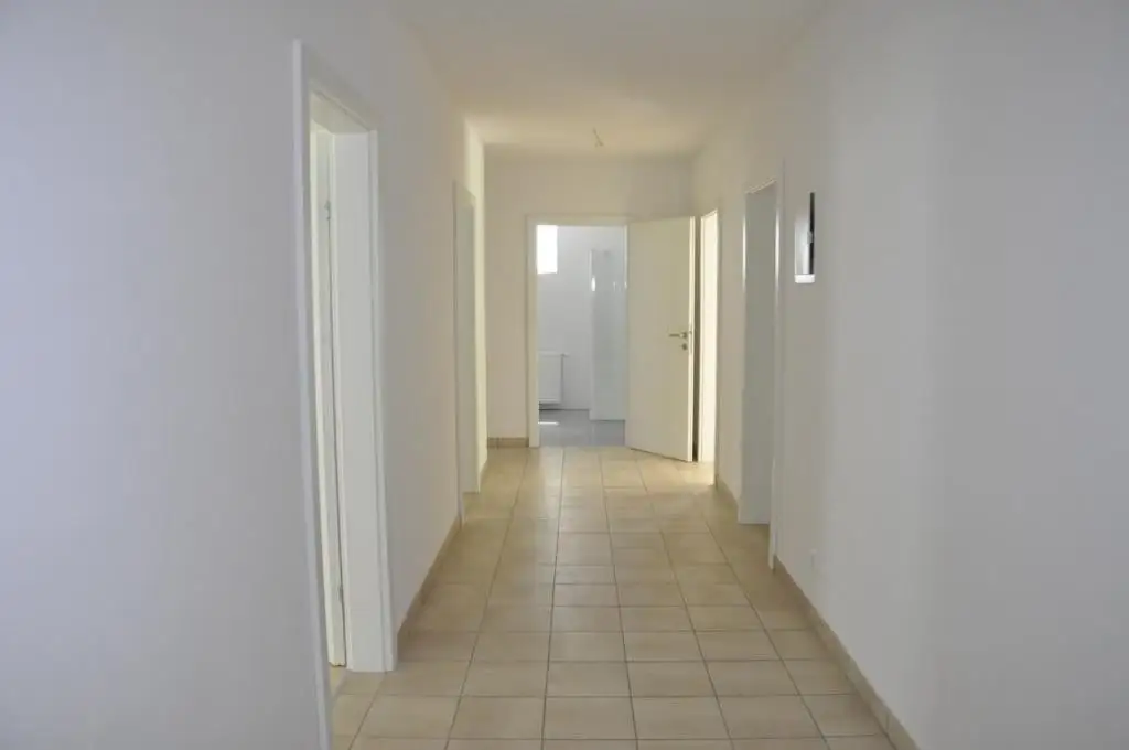 Moderne 4-Zimmer-Wohnung mit Eigengarten, in zentraler Lage und absoluter Seenähe!