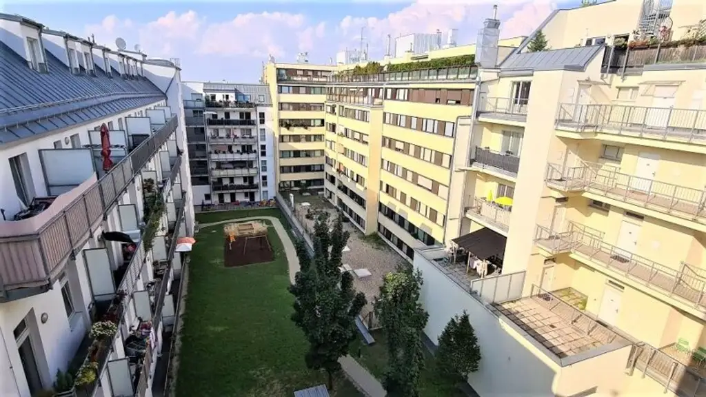 DACHGESCHOSS, gepflegte 103 m2 Neubau mit Loggia und Balkon, Wohnküche, 3 Zimmer, Wannenbad, Parketten, Holbeingasse