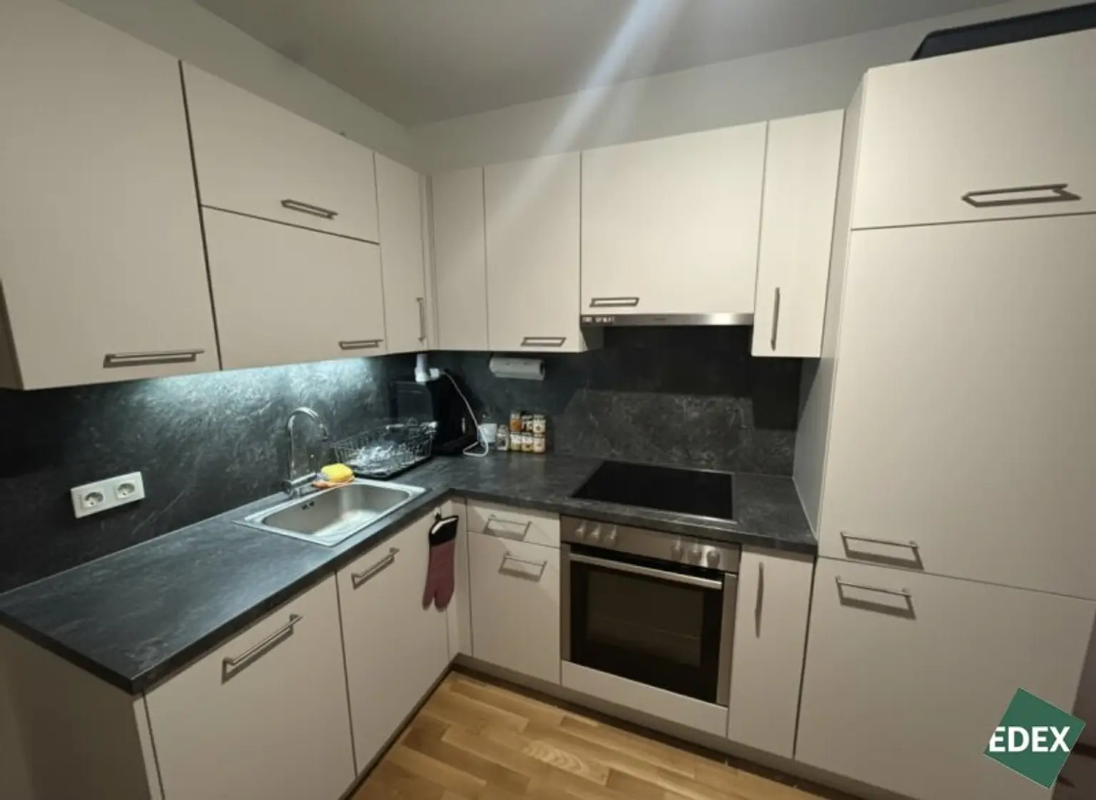 Charmante 2-Zimmer-Wohnung mit Balkon nahe U1 - ideal für Singles oder Paare