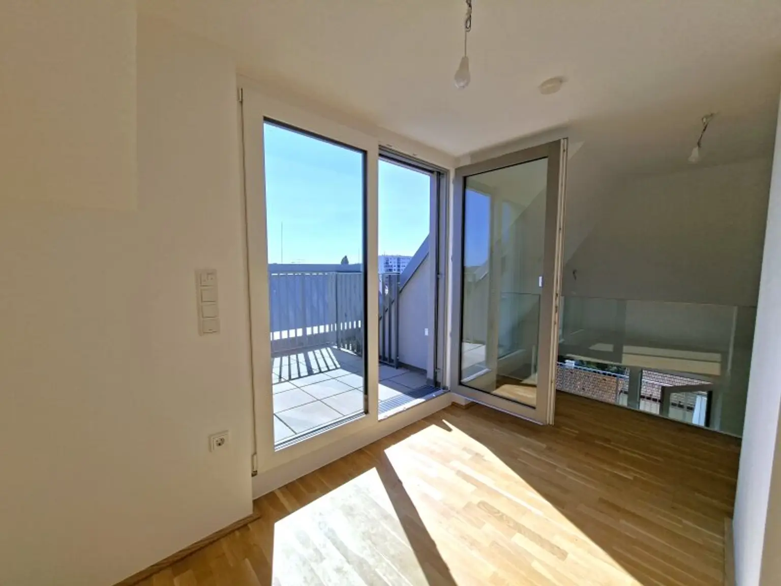 Hier müssen Sie schnell sein - AB SOFORT BEZIEHBAR!! Tolle 3 Zimmerdachgeschosswohnung + zwei Terrassen! Absolute Toplage! U1 Kagranerplatz!