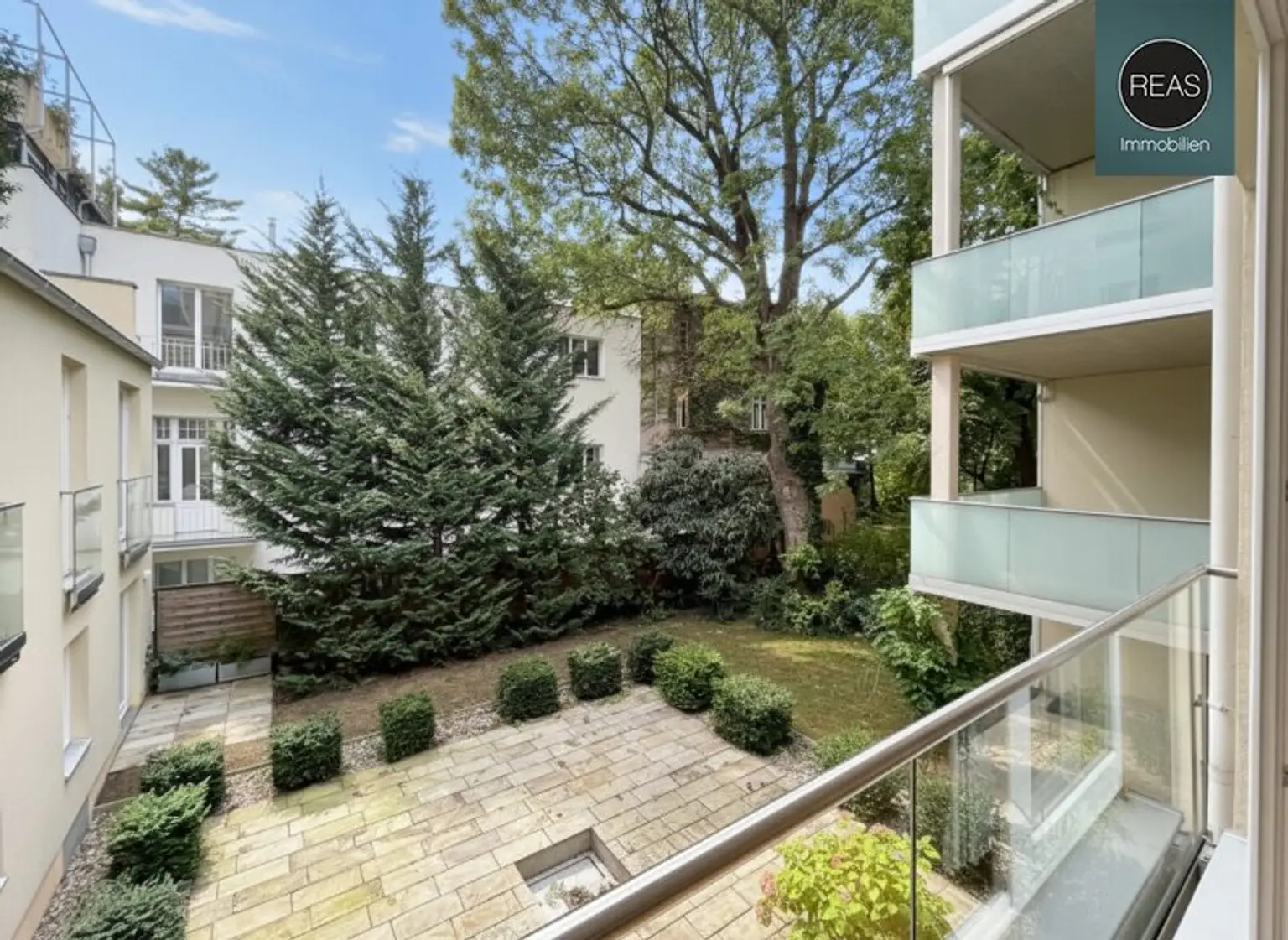 Provisionsfrei: Wunderschönes Apartment mit ruhiger Balkon-Terrasse bei der Orangerie Schönbrunn!