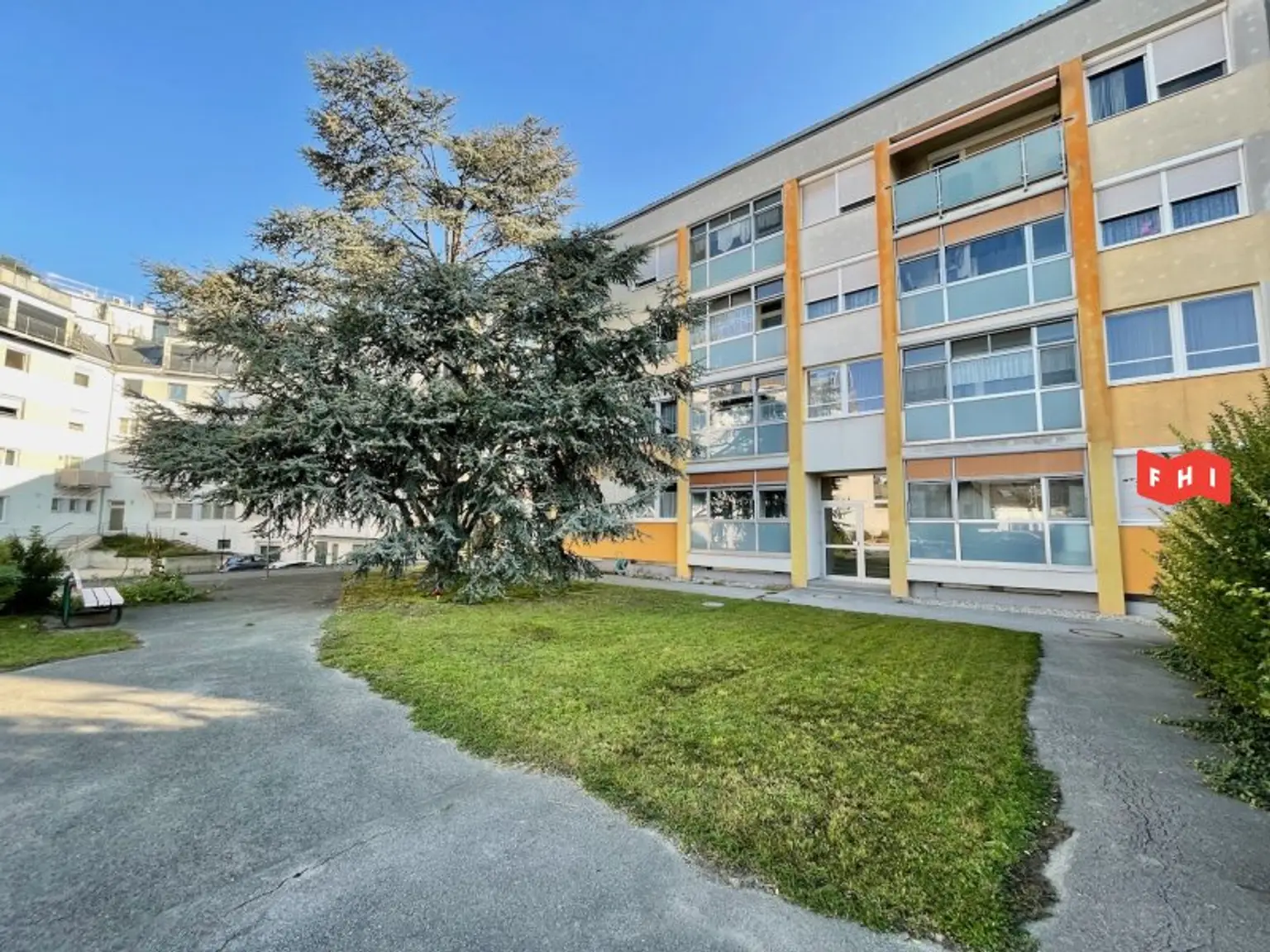 Südwestseitige 3 Zimmer Eigentumswohnung mit Loggia, Klimaanlage, Autoabstellplatz & PV-Balkonkraftwerk.