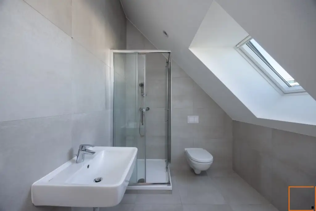 Dachgeschoßwohnung mit eingeschnittener Terrasse, vier Schlafzimmern und schönem Fernblick