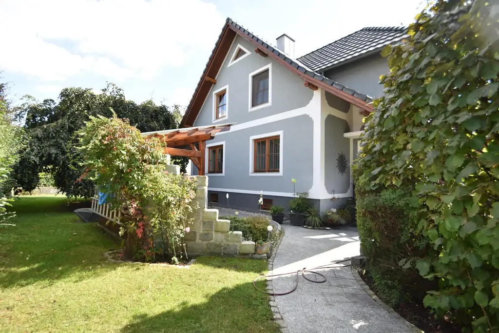 Wohnhaus mit Wintergarten, schönem Garten und Pool im Mostviertel