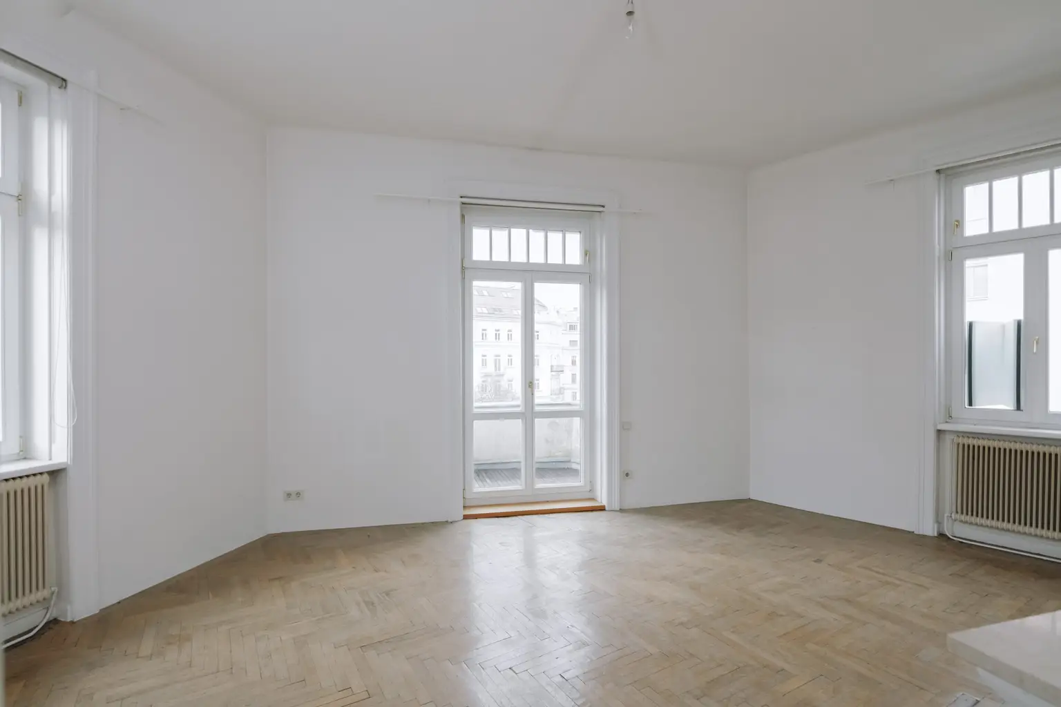 Sanierungsbedürftiges 4 Zimmer Altbau-Juwel mit Balkon in sehr guter zenraler Lage von Döbling!