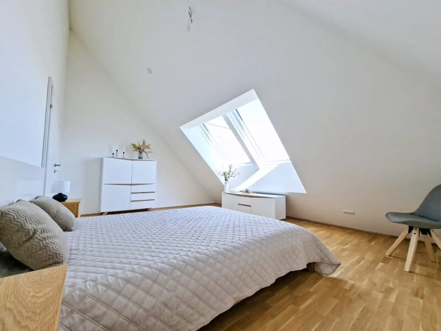 Hier müssen Sie schnell sein - AB SOFORT BEZIEHBAR!! Tolle 3 Zimmerdachgeschosswohnung + zwei Terrassen! Absolute Toplage! U1 Kagranerplatz!
