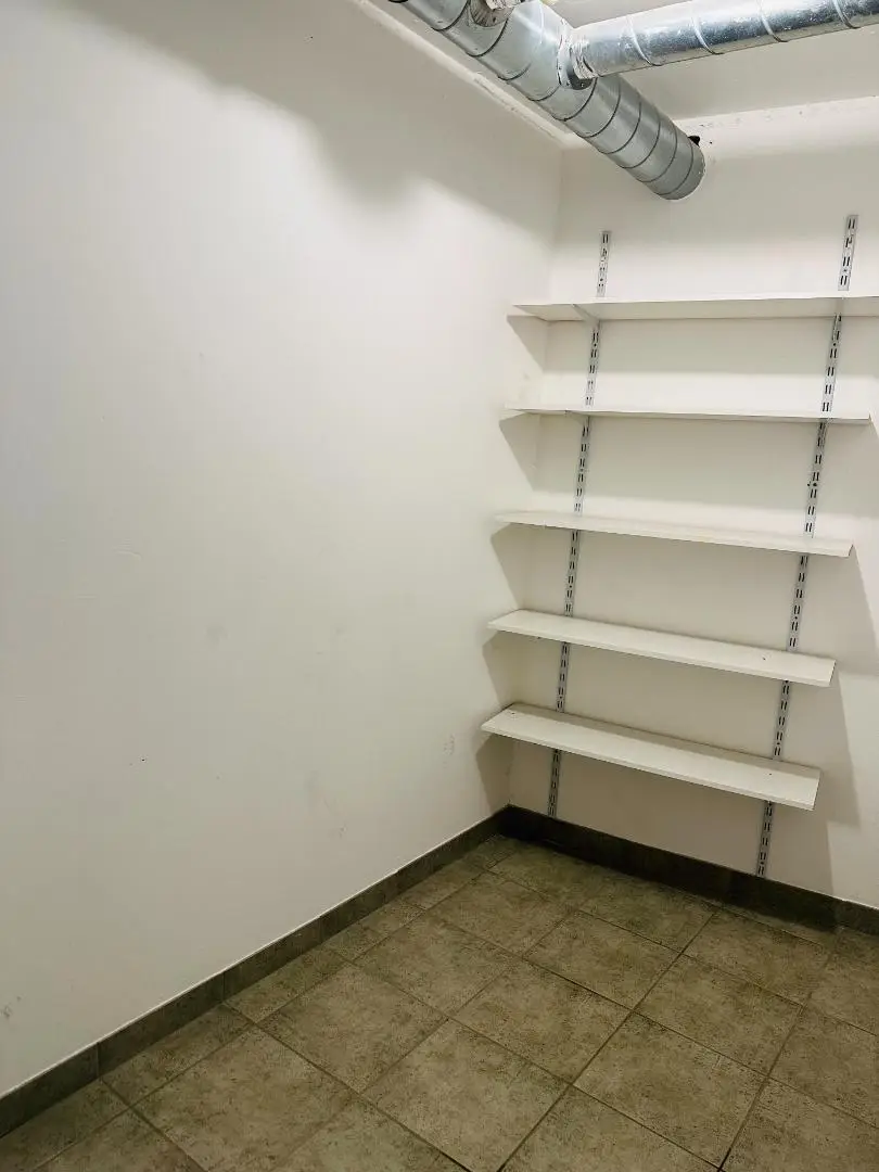 Wandregal Kellerabteil