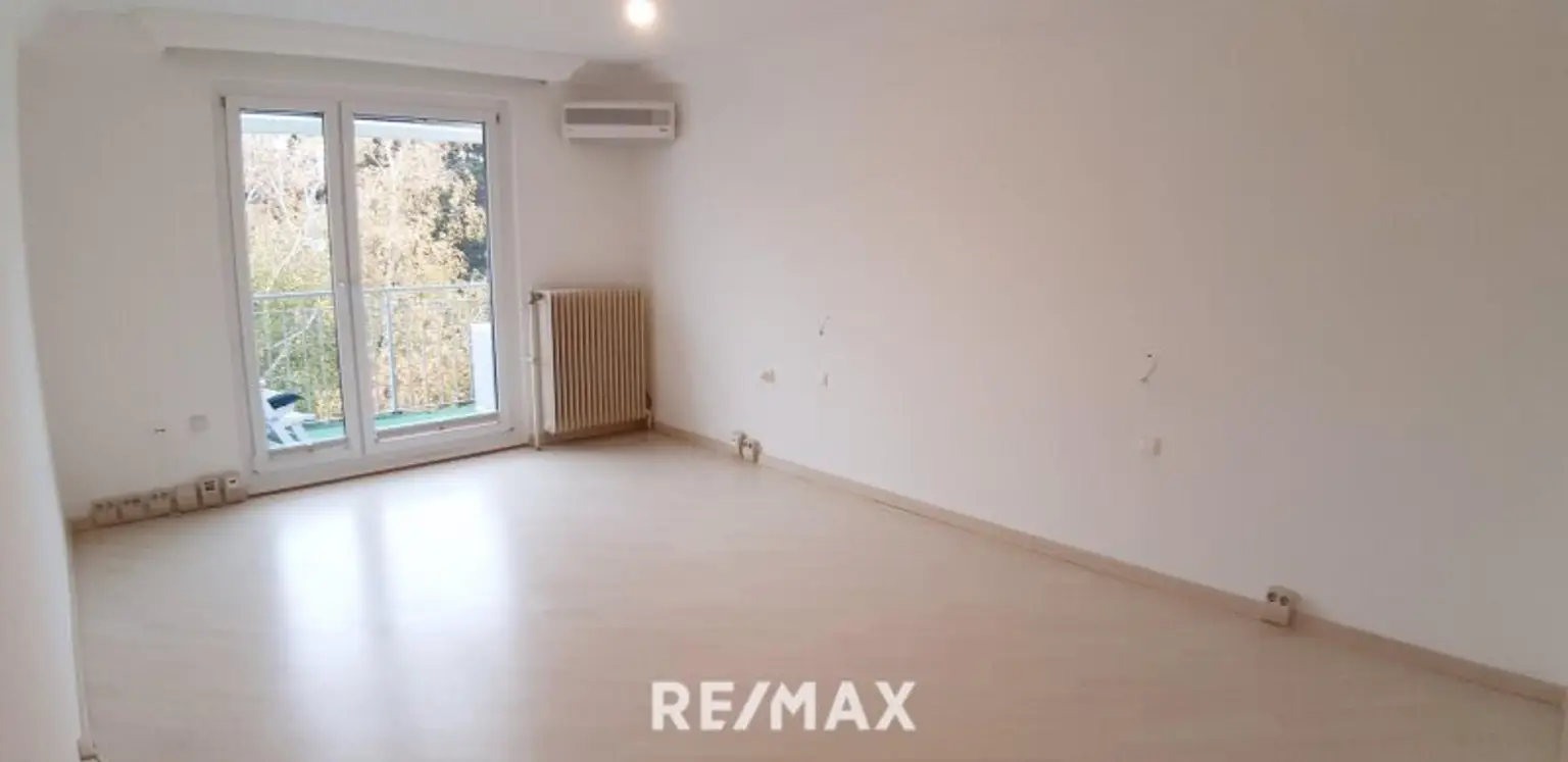 2. Etage Zimmer 4, Blick z. Balkon, Klimaanl.