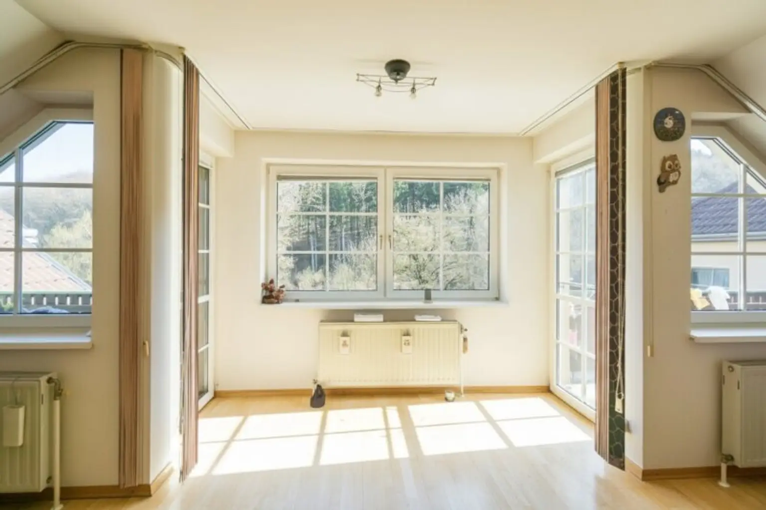 Wohnzimmer mit zwei Balkonen