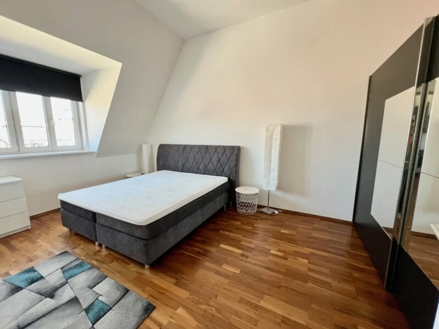 2-Zimmer-Dachgeschosswohnung mit Traumblick! 66 m2 in Top-Wohngegend, U1 Nähe!