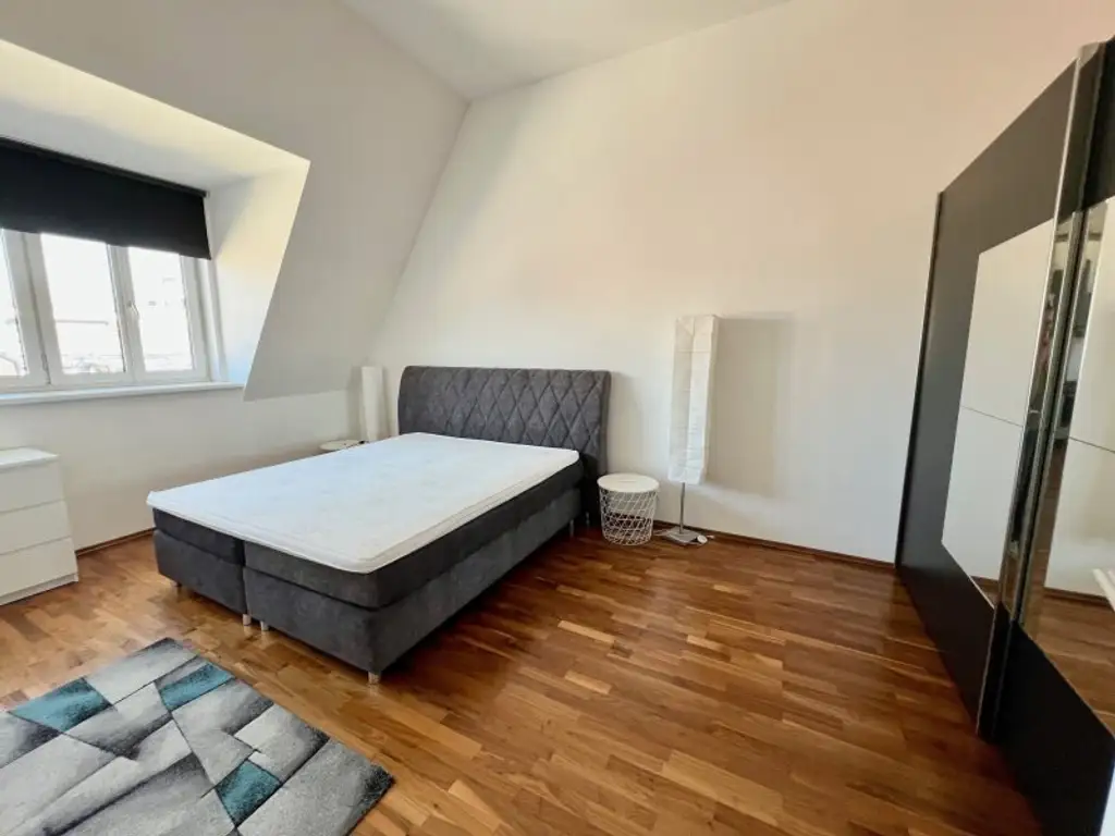 2-Zimmer-Dachgeschosswohnung mit Traumblick! 66 m2 in Top-Wohngegend, U1 Nähe!