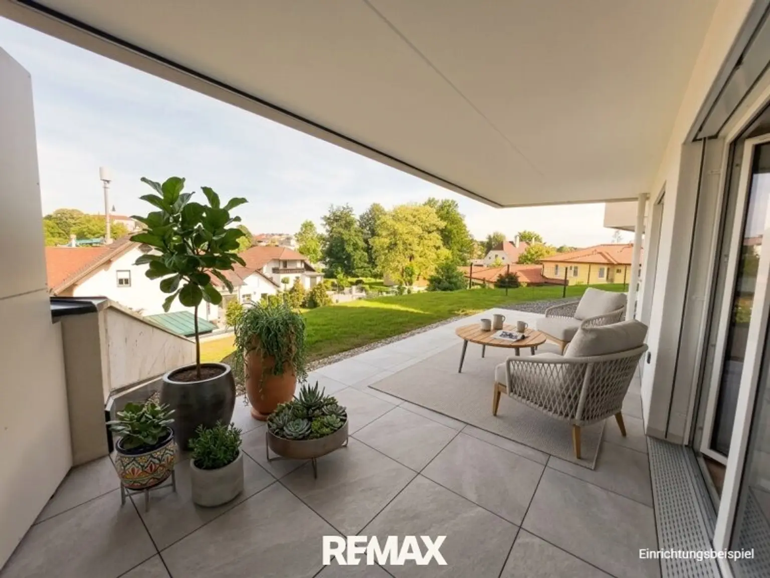 Terrasse und Garten mit Ausblick, Einrichtungsbeispiel