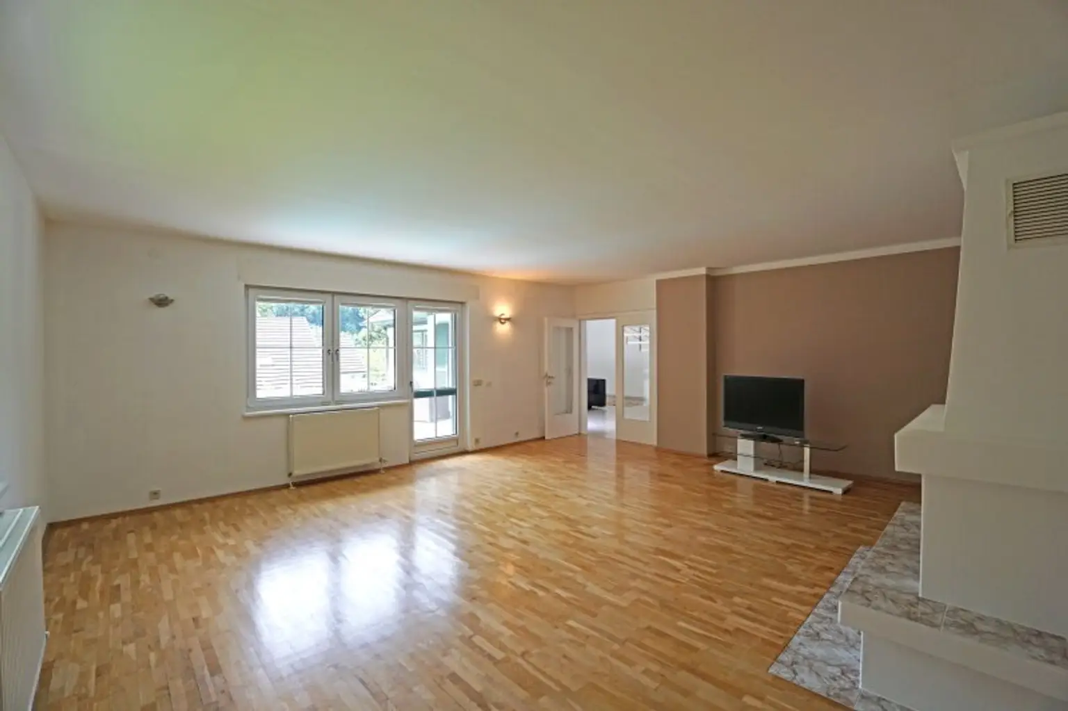 Repräsentative Villa mit Pool und Wellnessbereich in sonniger Waldrandruhelage