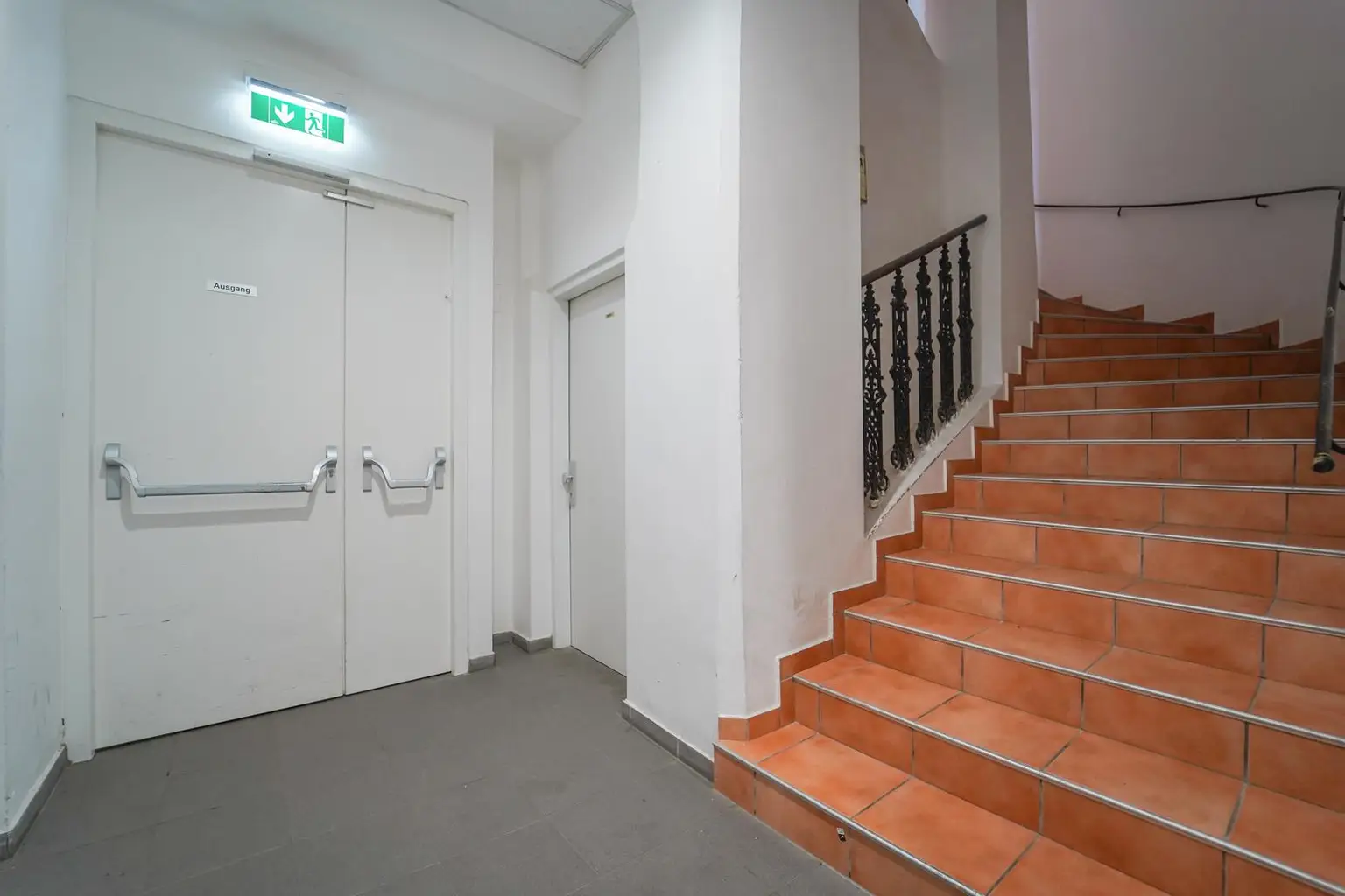 Helles 2 Zimmer - Büro - DG | wenige Schritte entfernt - Straßebahnlinie 46 | Nähe Brunnenmarkt & U6 Thaliastraße