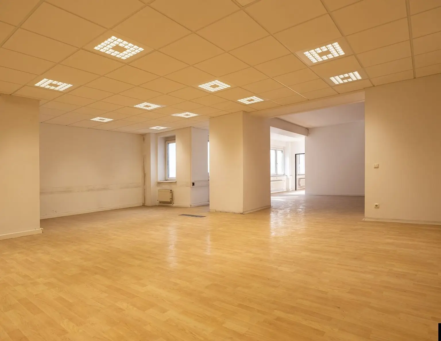 LINZ: Modernes Geschäftshaus an der Landstraße mit Büros und Geschäften