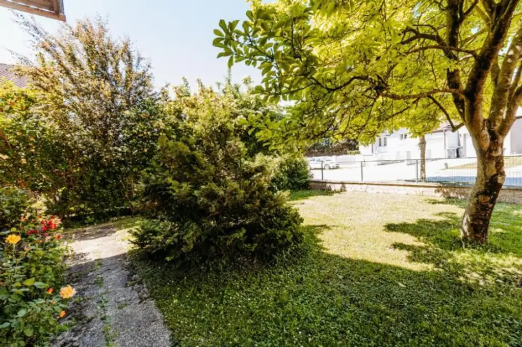 Elegantes, gepflegtes Einfamilienhaus mit Garage und uneinsehbarem Garten, Altbaumbestand