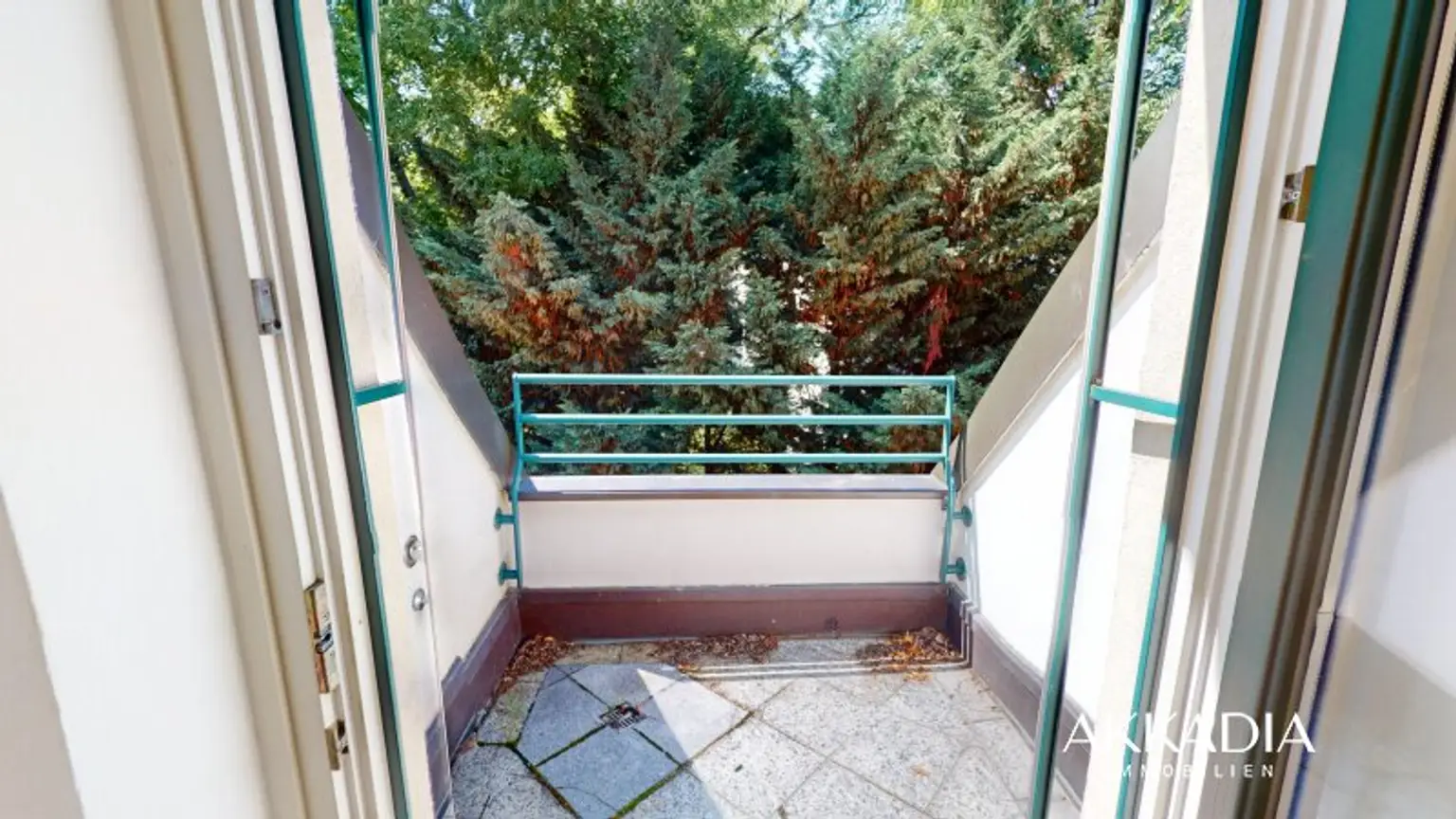 Elegante Dachgeschosswohnung mit Gartenblick, Terrassen und Garage
