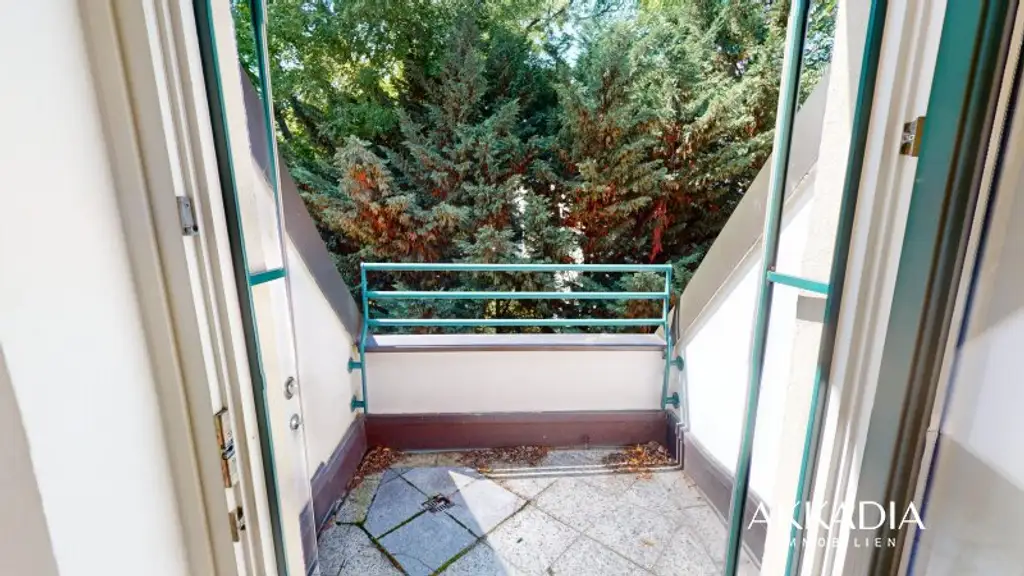 Elegante Dachgeschosswohnung mit Gartenblick, Terrassen und Garage