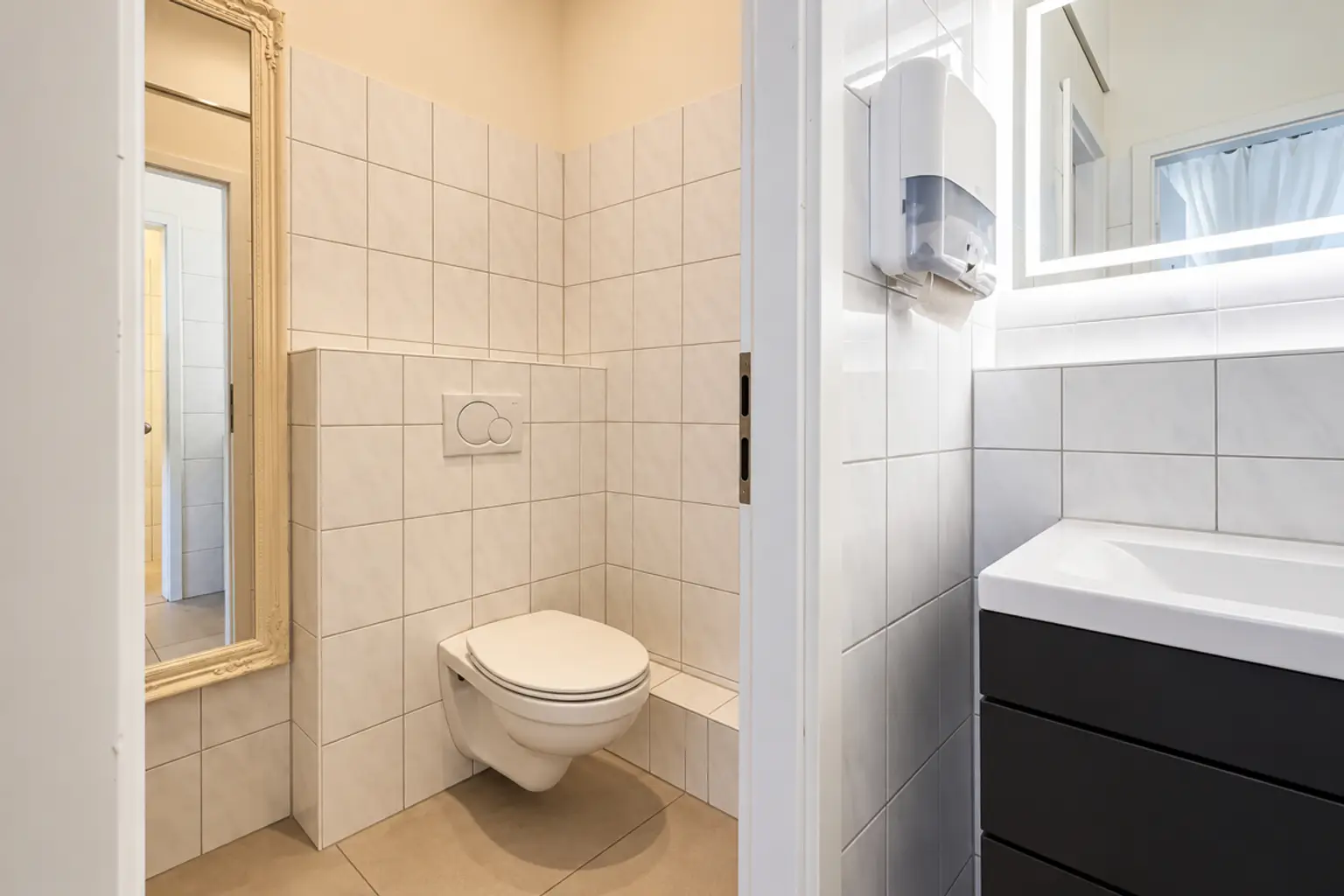 Modernes Bad mit Toilette und Waschtisch