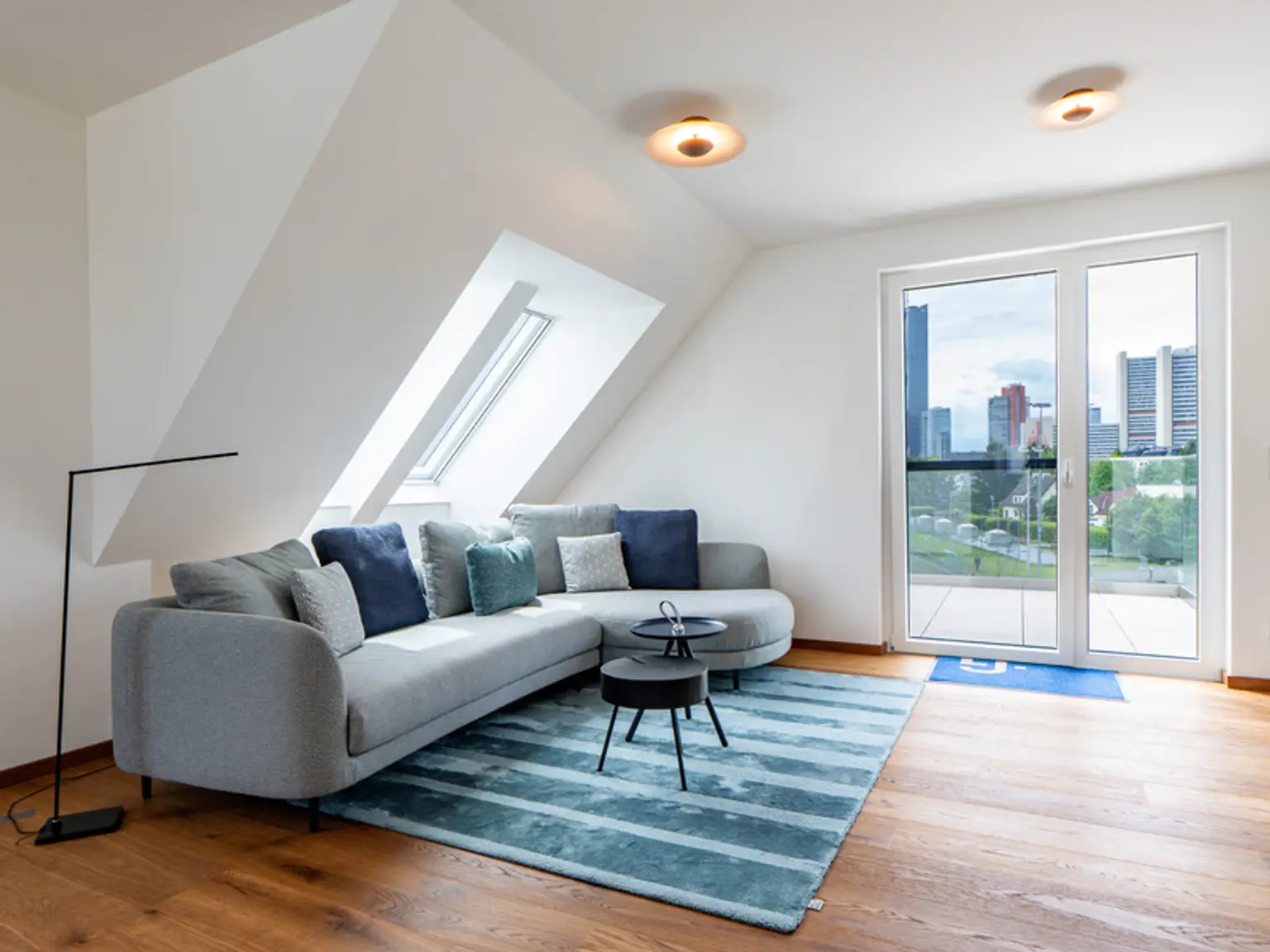 Wohnen deluxe. Prachtvolle 2-stöckige Dachgeschosswohnung mit 167 m² in absoluter Bestlage an der Alten Donau