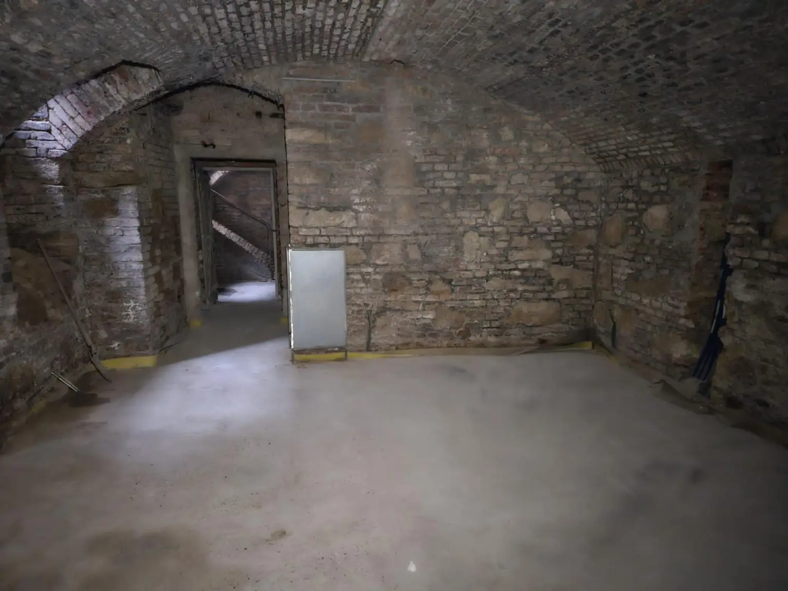 Anlageobjekt: Einzimmerwohnung mit zusätzlichem Souterrain in zentraler Lage