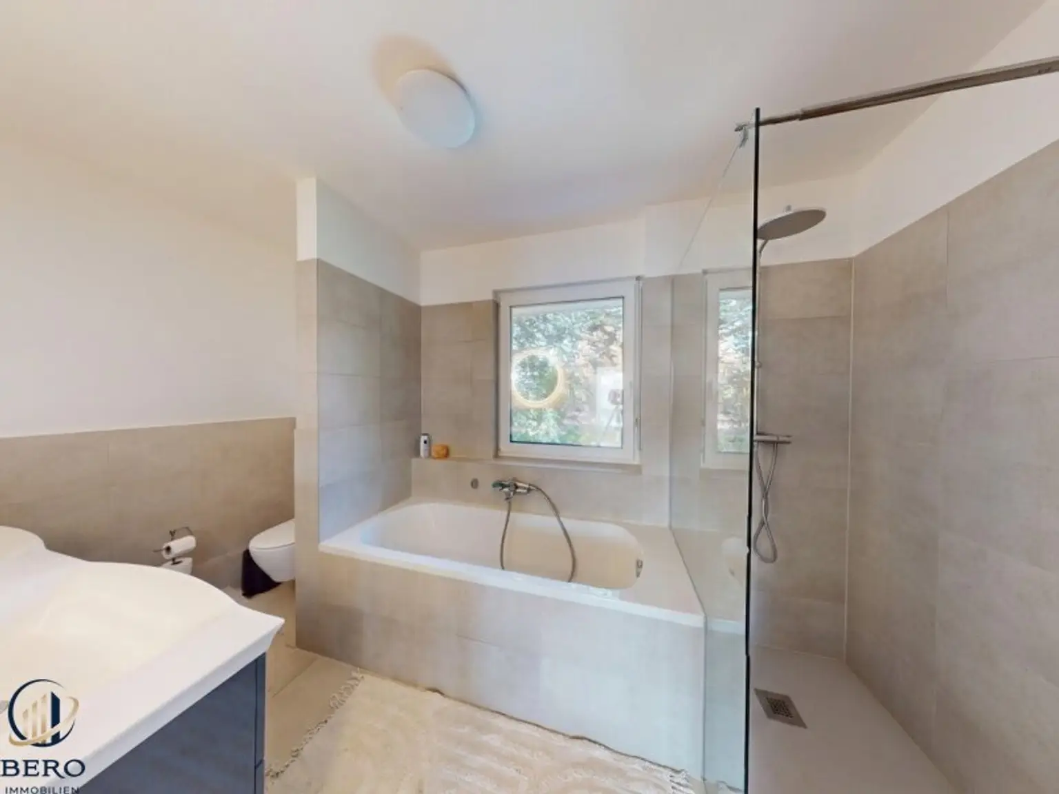 Bad mit Wanne, Dusche und WC
