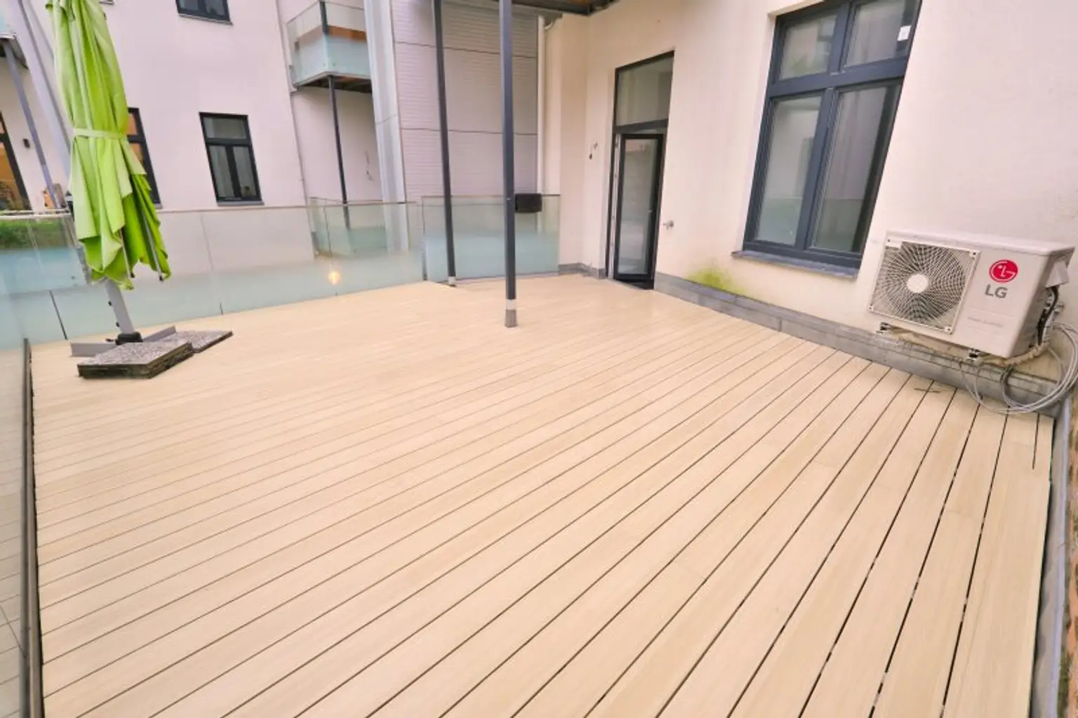 SIEBENBRUNNENPLATZ: Wohnküche + 2 Zimmer + 32 m² Terrasse (neben neuer U2-Station Reinprechtsdorfer Straße)