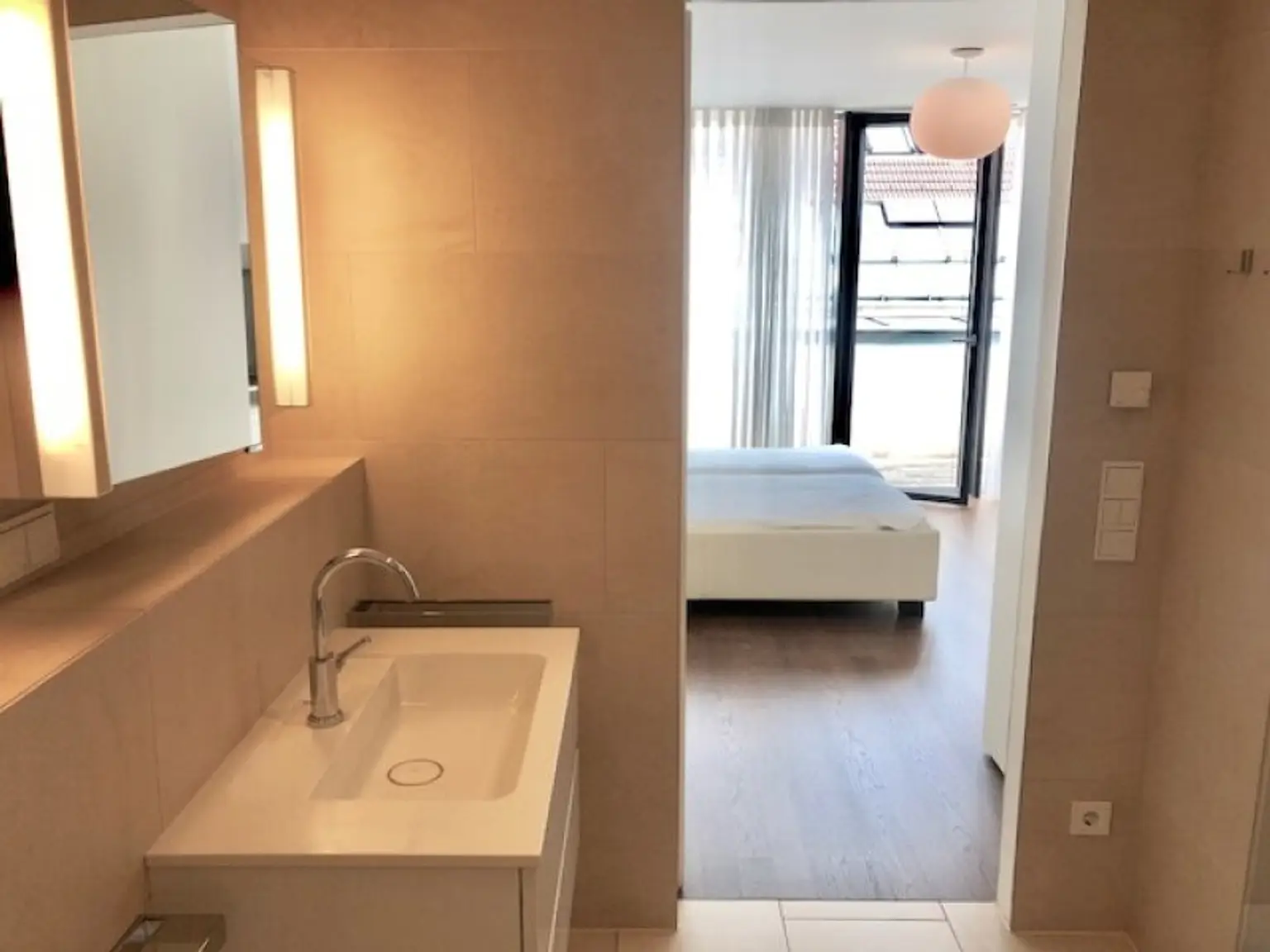 MIETWOHNUNG-INNENSTÄDTISCHE & EXQUISITE - PENTHOUSE- WOHNUNG-OHNE DACHSCHRÄGEN! mit 2,5-Zimmern in Top Lage - NASCHMARKT - 1060 WIEN!