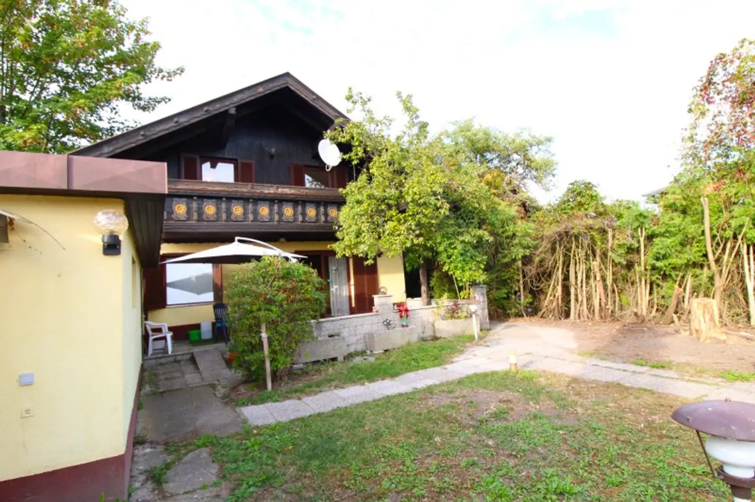 WAIDMANNSDORF  -  Sanierungsbedürftiges Haus in Aussichtslage!