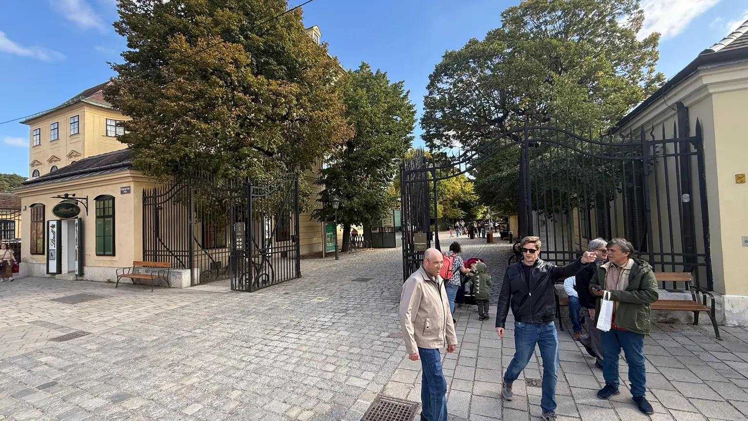 Höchste Sichtbarkeit direkt bei Schönbrunn | Ablösefreie Geschäftsfläche